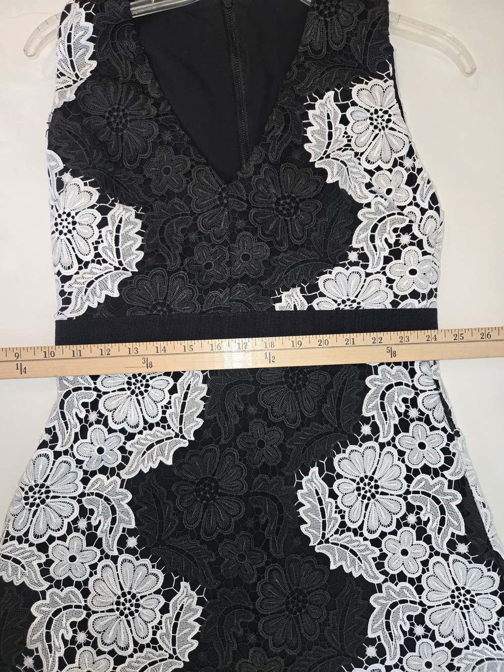 Alice + Olivia Black and White Floral Lace V-Neck Mini Dress Womens Size 6. - Picture 11 of 16
